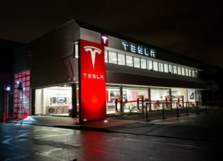Акции Tesla восстанавливаются после крутого падения